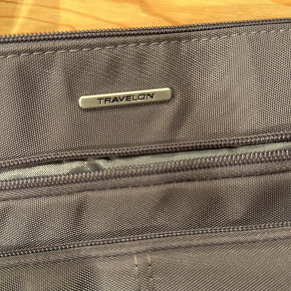 NWOT , anti theft Travelon crossbody , multiple zipper compartments - Picture 8 of 16